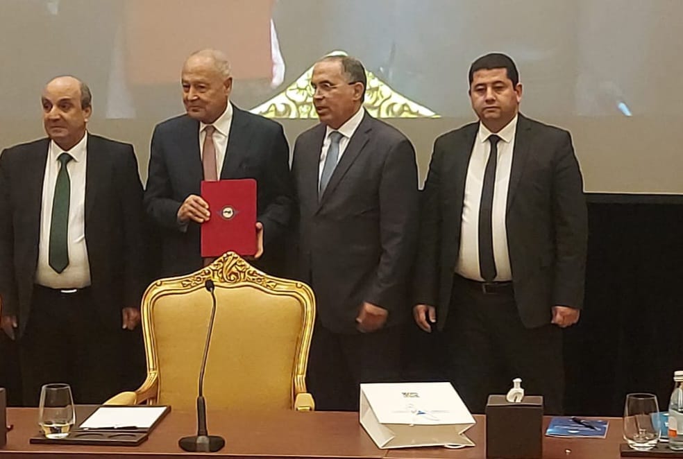 معالي أمين عام الجامعة العربية يتسلم نسخة من معجم الطيران